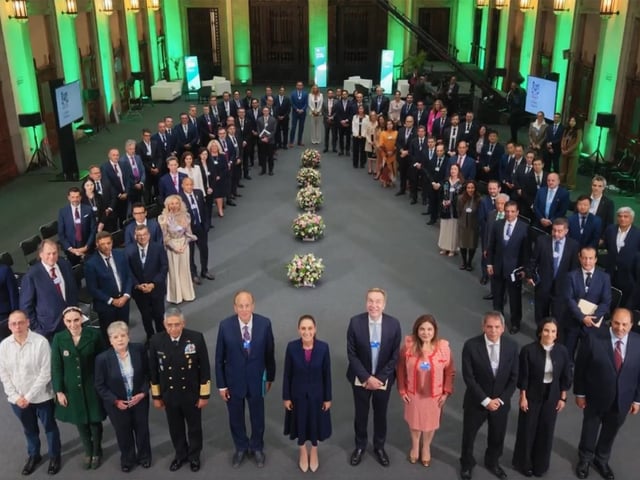 La presidenta Claudia Sheinbaum junto a miembros del Foro Económico Mundial