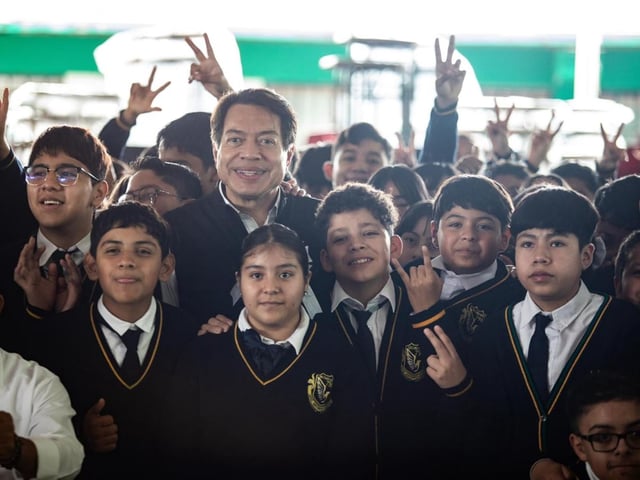 Estudiantes de 10 municipios del Estado de México serán beneficiados con la política educativa de la Presidenta Sheinbaum, dijo el titular de la SEP.