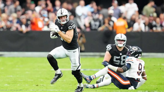 Sep 28, 2025; Paradise, Nevada, USA; Las Vegas Raiders tight end Brock Bowers (89) runs the ball during the second half against the Chicago Bears at Allegiant Stadium. Mandatory Credit: Stephen R. Sylvanie-Imagn Images