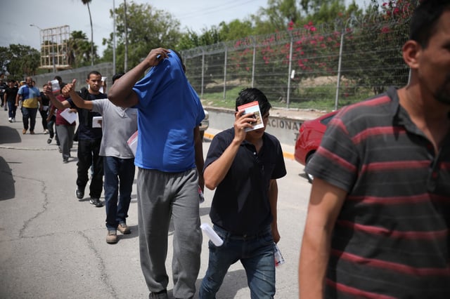 Migrantes regresan a México por el puente Puerta México que cruza el Río Bravo, en Matamoros, México, el 31 de julio de 2019, desde la localidad fronteriza de Brownsville, Texas. Estados Unidos devolvió en torno a 800 migrantes, en su mayoría centroamericanos y cubanos, a México por Matamoros en las últimas dos semanas, desde que el programa conocido como “Permanecer en México” se extendió a esta ciudad al noreste de Tamaulipas. (AP Foto/Emilio Espejel)