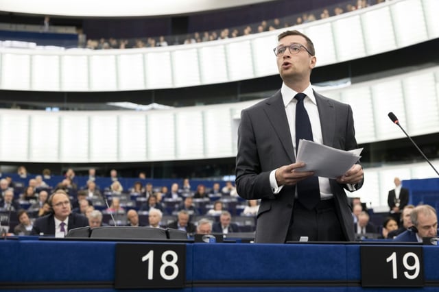 Le président du parti d'extrême droite français Rassemblement National (RN) et député européen Jordan Bardella prononce un discours lors d'une session plénière au Parlement européen, à Strasbourg, dans l'est de la France, le 6 octobre 2025