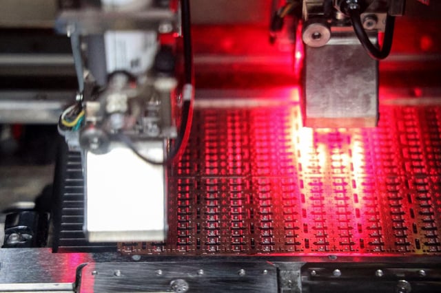 Cette photo prise le 25 décembre 2024 montre des puces semi-conductrices en cours de fabrication dans une usine de Binzhou, dans la province du Shandong, dans l’est de la Chine.