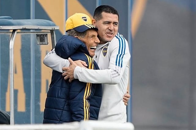 El último abrazo público entre Miguel Ángel Russo y Juan Román Riquelme, el 23 de septiembre, en Ezeiza