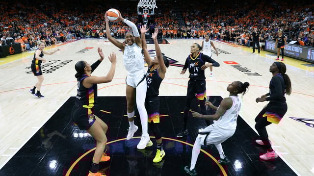 A'ja Wilson (mit Ball) setzt sich gegen Satou Sabally (Nummer 0) durch