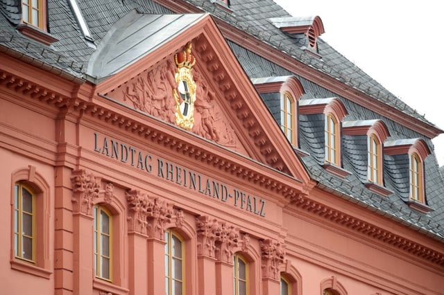 Gut fünf Monate vor der Landtagswahl in Rheinland-Pfalz liegt die oppositionelle CDU einer Umfrage zufolge weiter klar vor der regierenden SPD von Ministerpräsident Alexander Schweitzer.