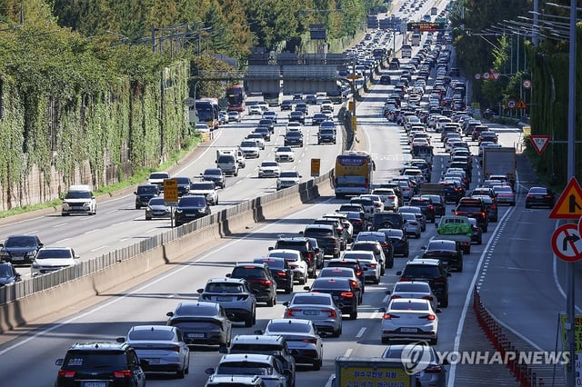Cars are stuck in traffic on the Gyeongbu Expressway in Seoul on Oct. 8, 2025, the sixth and penultimate day of the extended Chuseok holiday. (Yonhap)