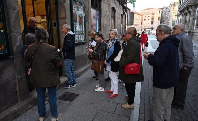 Colas en una agencia de viajes de Pontevedra ayer. |  Rafa Vázquez