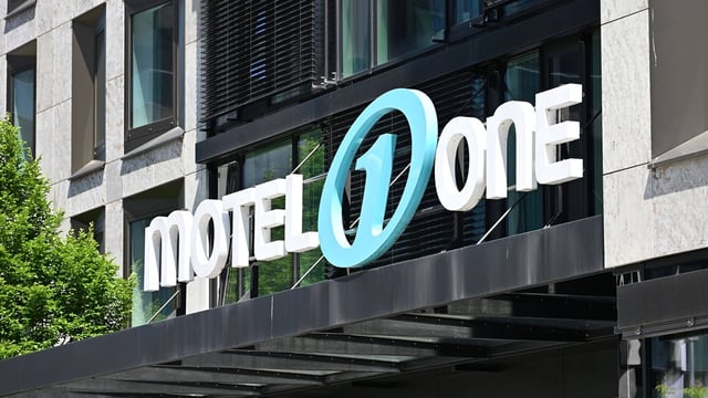 Motel-One-Logo an einem Hotel der Low-Budget-Kette.