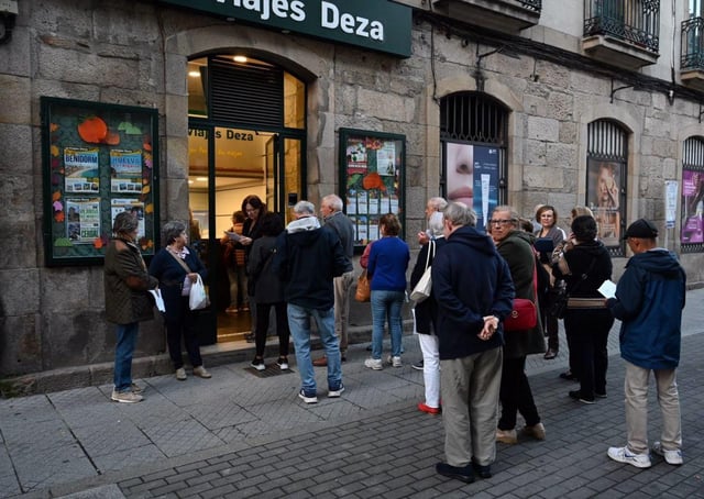 Colas en la mañana de ayer ante una agencia de la calle Michelena.