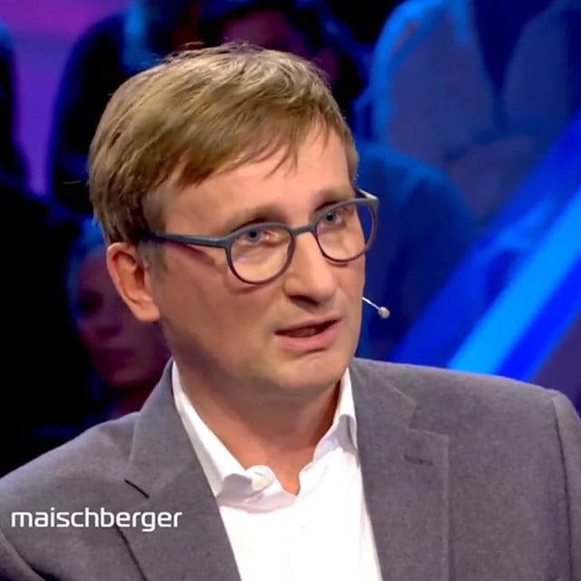 Drohnen über europäischem Luftraum, extreme Aufrüstung in Russland. Der schwelende Konflikt zwischen Moskau und der Nato war am Mittwochabend unter anderem Thema in der ARD-Sendung „maischberger“. 
Geladen war Militärhistoriker Sönke Neitzel zum Einzelgespräch. Und der hatte eine eindringliche Warnung im Gepäck: „Ich würde nach wie vor sagen, die nächsten drei Jahre sind die gefährlichsten. Es kann durchaus sein, dass unsere Truppen in Litauen kämpfen müssen. Nächstes Jahr, übernächstes Jahr, in drei Jahren, wer will das sagen.“
„Warum, weil Trump so lange im Amt ist?“, will Moderatorin Sandra Maischberger wissen. Neitzel bestätigt: „Genau, die Trump-Administration spielt eine große Rolle, die extreme Aufrüstung Russlands – aber auch, weil wir langsam besser werden.
Der Militärhistoriker führt aus, was er damit meint: „Wenn Putin dazu entschlossen ist, darüber kann man diskutieren, und in der Nato sagen das viele, und ich würde das auch sagen – wird er so lange warten, bis wir sagen können, auch die Bundeswehr hat genug Drohnen? Nein wird er nicht.“
Der russische Präsident, so Neitzel, habe in gewisser Weise den Rubikon überschritten. Man solle „nichts ausschließen, sondern unsere Hausaufgaben machen“.
