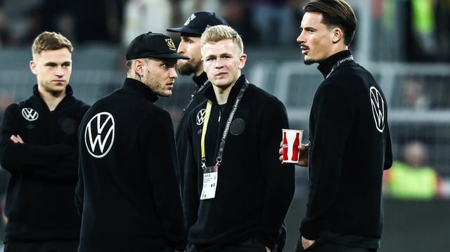 Jonny Burkardt (Mitte) und Robin Koch (re.) im Kreise der DFB-Elf.