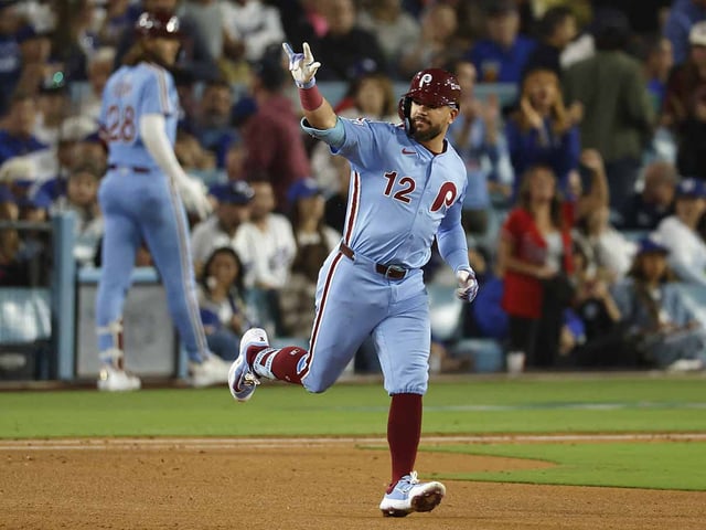 Kyle Schwarber celebrando tras pegar un jonrón.