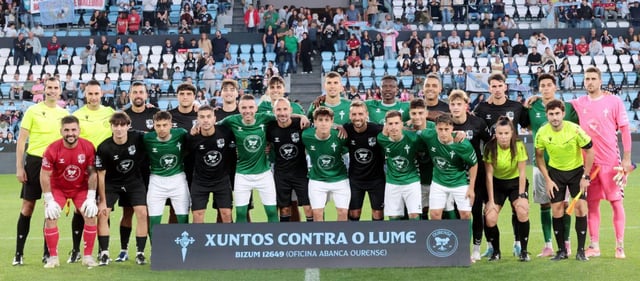 Los dos equipos posan 
al comienzo del partido.
|  Marta G.Brea