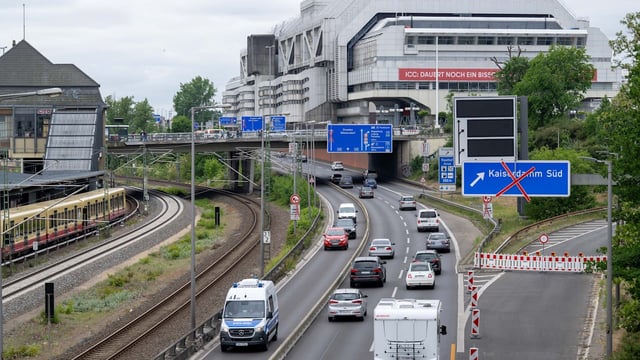Berlin: Vollsperrung der A100 und A113 wegen Polizeieinsatz von 10 bis 15 Uhr!