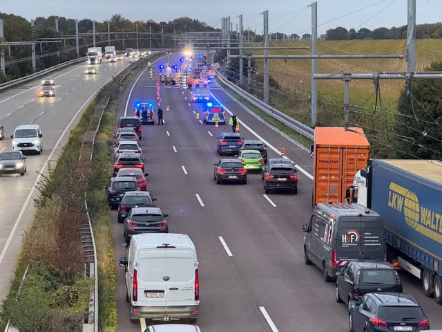 Die A1 Richtung Hamburg ist aktuell voll gesperrt.