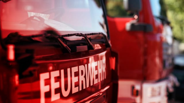 Drei Verletzte nach Crashs: Vollsperrung Richtung Duisburg, Ölspur entfernt.
