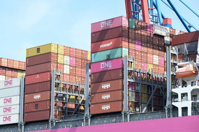 Der Warenwert deutscher Exporte ist auch im August gesunken. Produkte im Wert von 129,7 Milliarden Euro wurden ausgeführt - 0,5 Prozent weniger als im Juli, wie das Statistische Bundesamt in Wiesbaden am Donnerstag mitteilte.