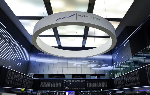 Der Deutsche Aktienindex (Dax) hat ein neues Allzeithoch erreicht. Zum Handelsauftakt am Donnerstagmorgen in Frankfurt am Main kletterte der Leitindex auf 24.678,45 Punkte und legte damit um 0,28 Prozent zu.