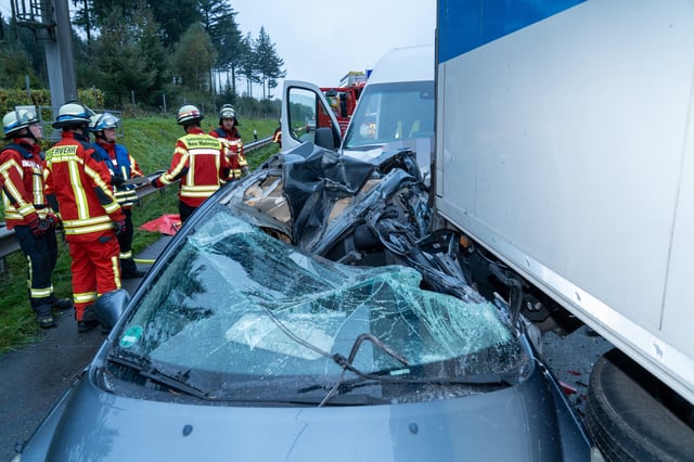 Bei dem Auffahrunfall auf der A1 nahe dem Buchholzer Dreieck bei Hamburg sind drei Menschen verletzt worden.