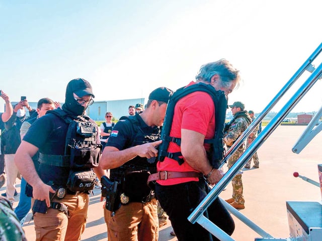 Hernán Bermúdez Requena, detenido y abordando un avión.