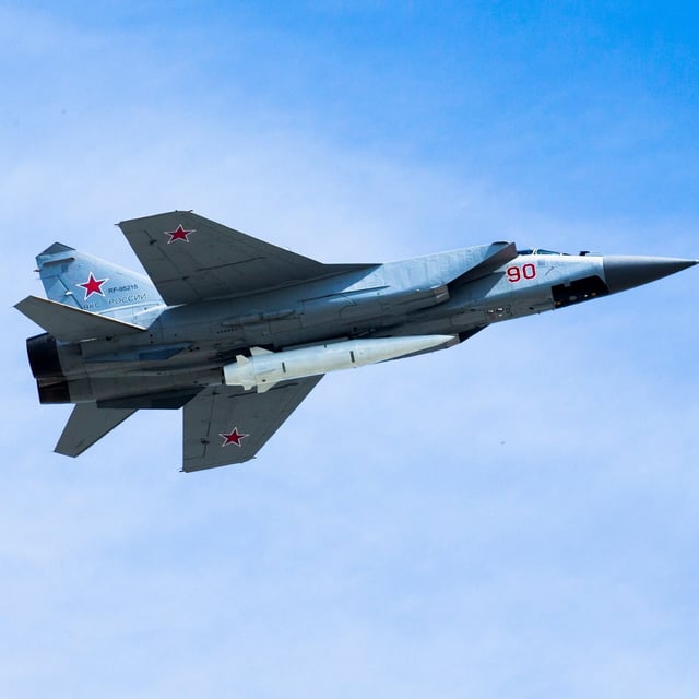 Ein russischer Kampfjet mit einer Kinschal-Rakete