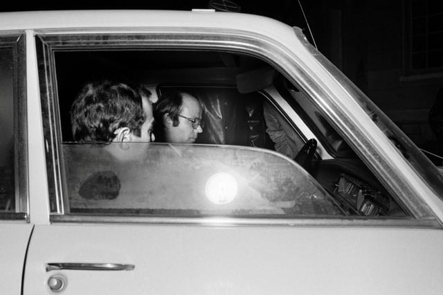 Les avocats de Roger Bontems, Robert Badinter (g) et Philippe Lemaire (d), arrivent à la prison de la Santé à Paris, le jour de l'exécution de leur client, le 28 novembre 1972