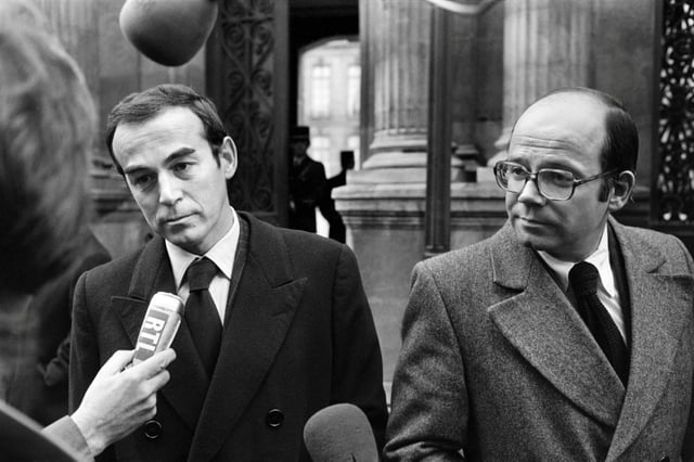 Les avocats de Roger Bontems, Robert Badinter (g) et Philippe Lemaire (d), s'adressent à la presse après avoir été reçus par le président Georges Pompidou à l'Elysée et plaidé une grâce présidentielle pour leur client condamné à la peine de mort, le 14 novembre 1972 à Paris