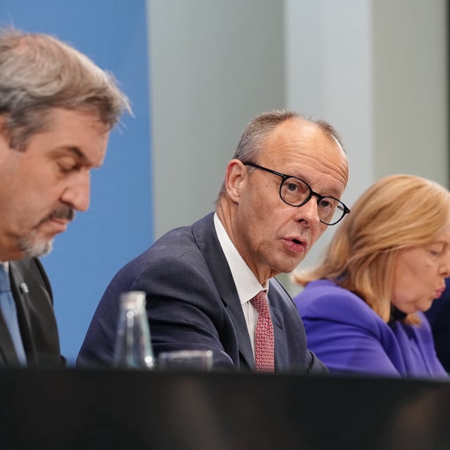 Nach dem Koalitionsausschuss geben Markus Söder (l-r), Ministerpräsident von Bayern und Vorsitzender der CSU, Friedrich Merz, Bundeskanzler und Bundesvorsitzender der CDU, Bärbel Bas, Bundesministerin für Arbeit und Soziales und Bundesvorsitzende der SPD, und Lars Klingbeil, Bundesminister der Finanzen und Bundesvorsitzender der SPD zur Bekanntgabe von Ergebnissen im Bundeskanzleramt eine Pressekonferenz.