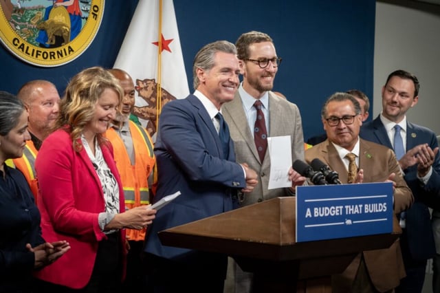 Gavin Newsom firmó una ley para proteger a los inquilinos ante posibles desalojos