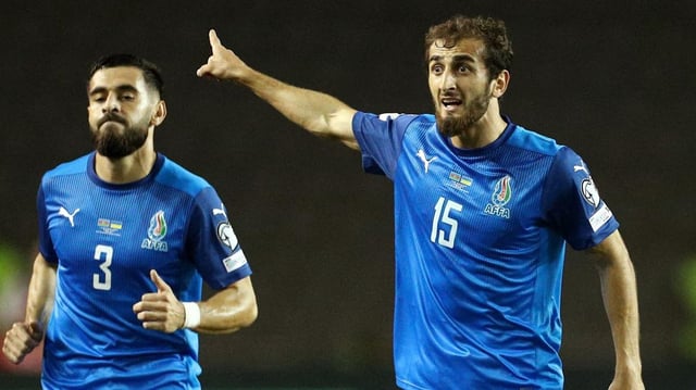 Abdulakh Khaybulayev (à droite) avec l’Azerbaïdjan contre l’Ukraine en septembre dernier.