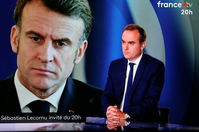 Le Premier ministre démissionnaire Sébastien Lecornu devant un portrait du président Emmanuel Macron lors d'une interview sur le plateau du JT de 20H00 de France 2, le 8 octobre 2025 à Paris
