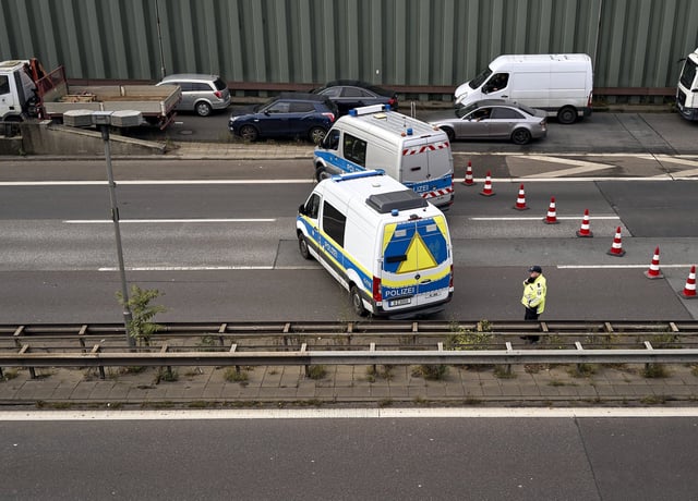 Die Stadtautobahn in Berlin wurde wegen eines größeren Polizeieinsatzes gesperrt.