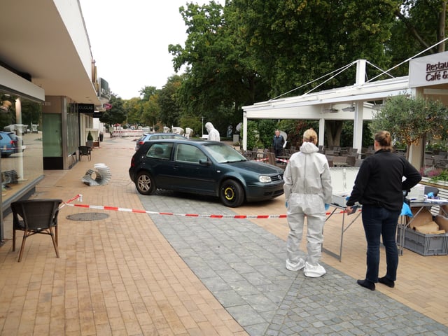 Ein VW Golf als Tatwerkzeug: Ermittler bei der Spurensicherung in Timmendorfer Strand.