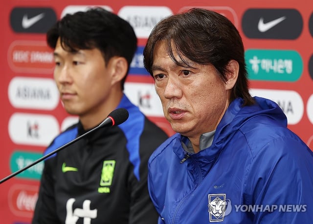 Hong Myung-bo (R), head coach of the South Korean men's national football team, speaks at a press conference at Seoul World Cup Stadium in Seoul on Oct. 9, 2025. (Yonhap)