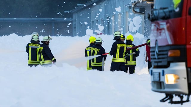 Die Einsatzkräfte kämpften in einer Chemiefirma gegen Schaum – sehr viel Schaum.
