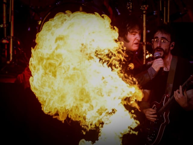 AME5492. BUENOS AIRES (ARGENTINA), 06/10/2025.- El presidente de Argentina, Javier Milei, canta durante un evento este lunes, en Buenos Aires (Argentina). Dominado por la euforia, Milei ofreció un concierto de rock junto a sus allegados y una gran cantidad de público joven, mientras su Gobierno y su partido enfrentan un complejo escenario político y económico en la antesala de los comicios legislativos del próximo 26 de octubre. EFE/ Juan Ignacio Roncoroni