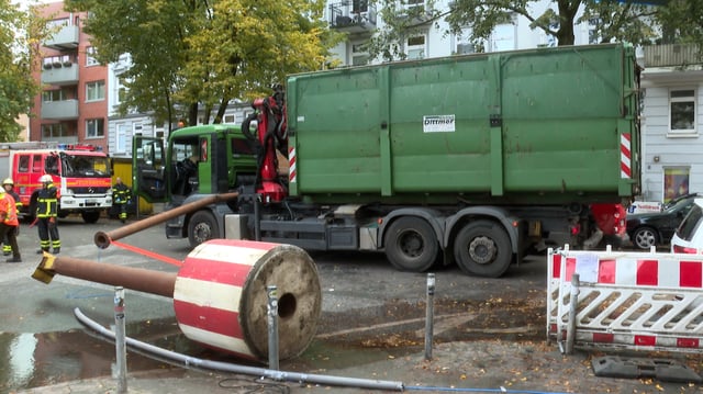 Die abgerissene Röhre verkeilte sich zwischen dem Führerhaus und der Ladefläche des Lkw.