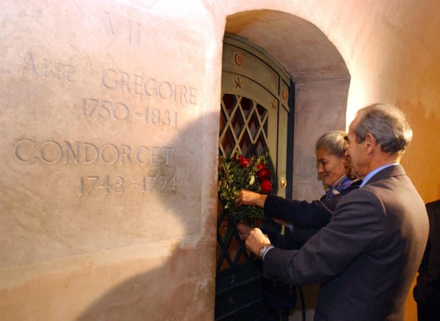 L’ancien ministre de la justice Robert Badinter et sa femme Élisabeth rendent hommage à Condorcet à l’occasion des 20 ans de l’abolition de la peine de mort., le 9 octobre 2001.