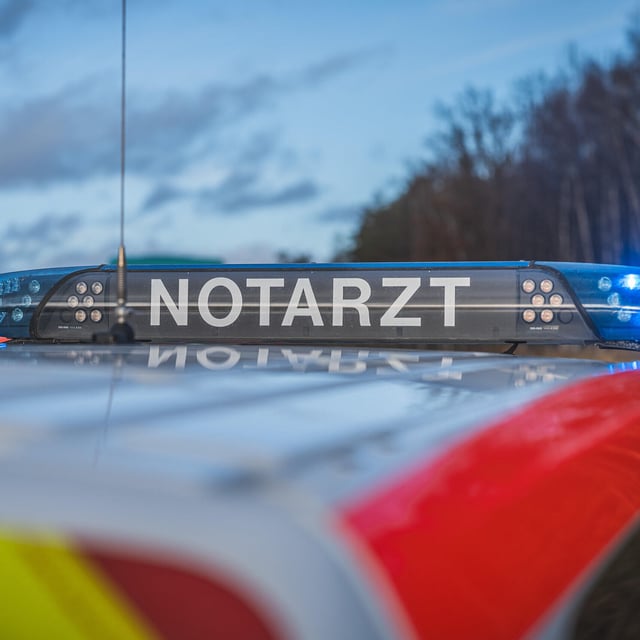 Ein missglücktes Überholmanöver auf der B85 bei Bayreuth am 9. Oktober 2025 führte zu einem schweren Unfall zwischen einem Auto und einem Lkw.