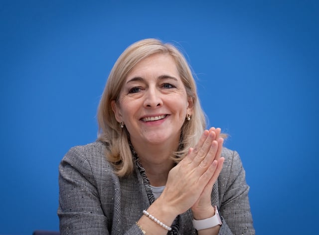 Nina Warken (CDU), Bundesministerin für Gesundheit, spricht während einer Pressekonferenz zur Eröffnung des Forschungsdatenzentrums Gesundheit (FDZ). Das FDZ mit Sitz in Bonn soll mehr Forschung mit pseudonymisierten Abrechnungsdaten der gesetzlich Krankenversicherten ermöglichen. PAtienten sollen mehr zahlen.