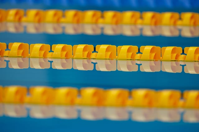 Nach dem Tod einer Fünfjährigen bei einem Anfängerschwimmkurs in Hamburg ist eine Schwimmlehrerin wegen fahrlässiger Tötung durch Unterlassen zu zehn Monaten Haft auf Bewährung verurteilt worden.