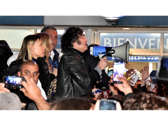 Javier Milei junto a los candidatos de La Libertad Avanza en Mar del Plata. (Foto: NA)