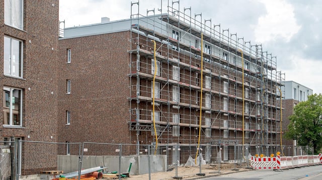 Blick auf eine Baustelle eines Mehrfamilienhauses in Schleswig.