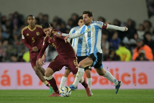 Mira los horarios en los que jugarán Argentina y Venezuela por partido amistoso desde Miami, Estados Unidos. (Photo by JUAN MABROMATA / AFP)