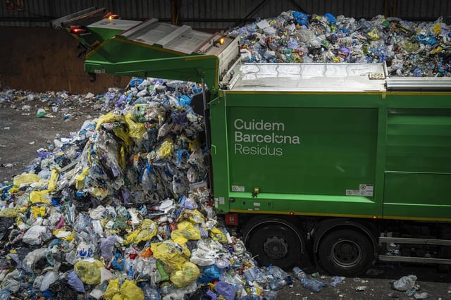 Visita a la planta de triaje de envases de Gavà-Viladecans (SEMESA) del AMB.