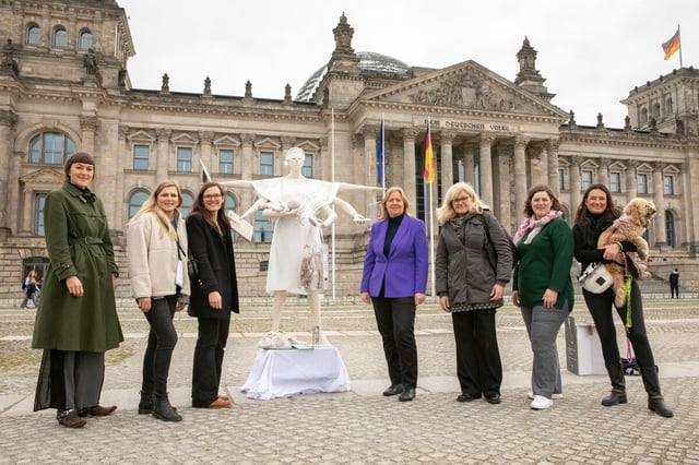 Julia Röh und Bärbel Bas vor Reichstag, in der Mitte eine Statue
