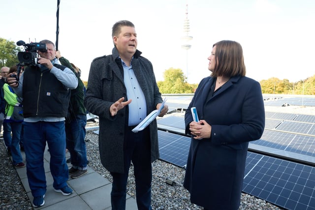 Finanzsenator Andreas Dressel (SPD) und Umweltsenatorin Katharina Fegebank (Grüne) stellen die neue Solarstrategie für Hamburg auf dem Dach des CCH vor.