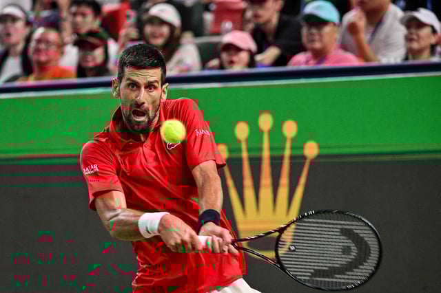 Novak Djokovic, dueño de uno de los mejores reveses de la historia del tenis, durante la victoria ante el belga Zizou Bergs en los cuartos de final de Shanghái