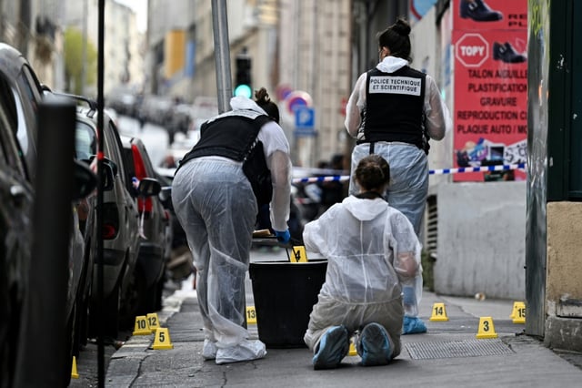 Des membres de la police scientifique sur une scène de crime après qu'un homme a été abattu en plein jour, à Marseille le 9 octobre 2025