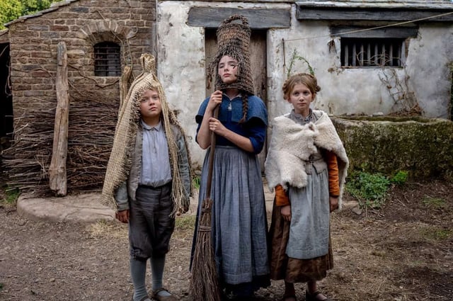 4238_D025_00854_C
Jacobi Jupe stars as Hamnet, Bodhi Rae Breathnach as Susanna and Olivia Lynes as Judith in director Chloé Zhao’s HAMNET, a Focus Features release.
Credit: Agata Grzybowska / © 2025 FOCUS FEATURES LLC
